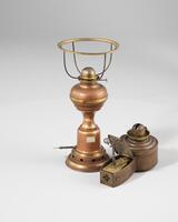 FK 0214
<br/>
Olielamp met luchttoevoer
<br/>
<em>Pat. Mech. Lamp Co 112 St N.Y.</em>